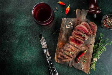 Biftek ve kırmızı şarapla akşam yemeği. Üst Manzara. metin için boşluk kopyala.