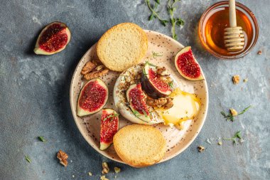 İncirli, fındıklı ve ballı nefis sıcak camembert, restoran menüsü, diyet, yemek tarifi üst görünümü,
