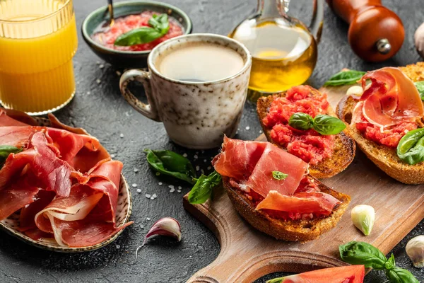 Spanisches Frühstück Mit Geröstetem Brot Mit Marmelade Und Tomaten Kaffee Stockbild