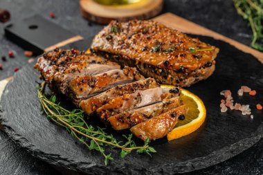 Fırında ördek filetosu. Koyu bir arka planda kızarmış ördek. Üst Manzara. metin için boşluk kopyala.