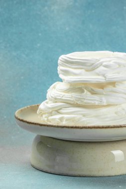Büyük meringue Pavlova keki. Evde pişirme, dikey görüntü. Üst Manzara. metin için yer.