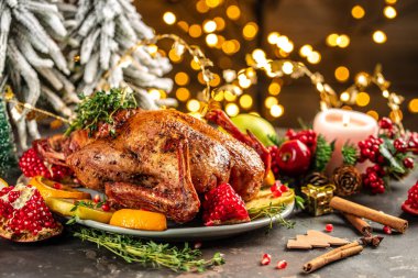 Noel yemeği, portakallı fırında ördek ve şenlik masası. metin için boşluk kopyala.
