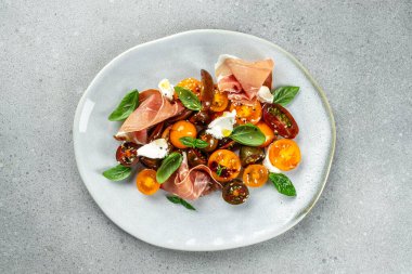 Kirazlı domatesli Parma jambonu. Restoran menüsü, diyet, yemek kitabı tarifi üst görünümü.