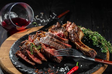 Orta pişmiş ızgara biftekli biftek. Yemek tarifi geçmişi. Kapat..