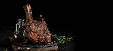 Kemikte ızgara Tomahawk bifteği. Uzun afiş biçimi. metin için boşluk kopyala.