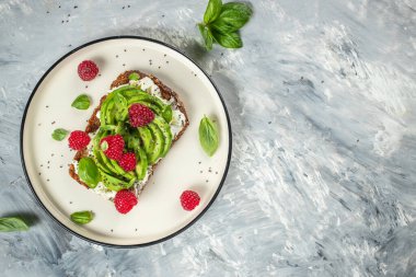 Kahvaltı ya da öğle yemeği için sağlıklı avokado tostları. Vejetaryen yemeği. Vejetaryen menüsü. Restoran menüsü, diyet, yemek kitabı tarifi üst görünümü,