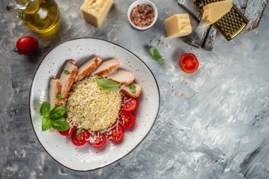Tavuk, kiraz domates ve peynirli ev yapımı ptitim makarna, restoran menüsü, diyet, yemek kitabı üst görünümü.,