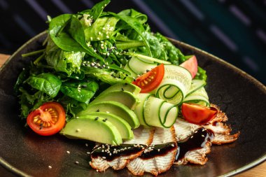 Avokado ve taze sebze salatalı kızarmış yılan balığı. Yemek tarifi geçmişi. Kapat..