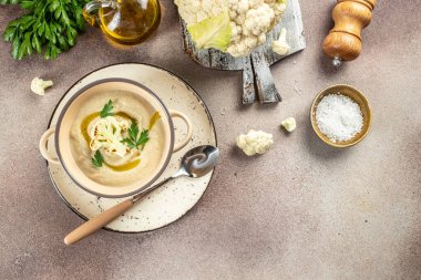 Açık arkaplan manzaralı ev yapımı karnabahar çorbası. Boşluğu kopyala.