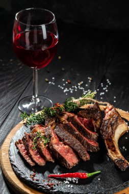 Kırmızı şarap ve ızgara et. Restoran menüsü, diyet, yemek kitabı tarifi üst görünümü.