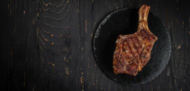 Kemikte ızgara Tomahawk bifteği. Uzun afiş biçimi. metin için boşluk kopyala.
