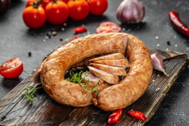 Tahtada tavuk sosisi. afiş, menü, metin için tarif yeri, üst görünüm,