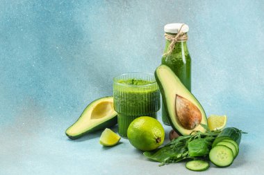 Bardakta yeşil ıspanak kokteyli. Detoks diyeti. Sağlıklı gıda konsepti, afiş, menü, metin için tarif yeri, üst görünüm,
