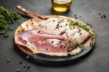 Taze ördek eti, arka planda çiğ göğüs bifteği. Yemek tarifi geçmişi. Kapat..