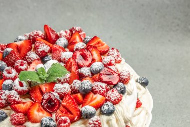 Taze ahududu, yabanmersini ve çilekli pavlova keki. Restoran menüsü, diyet, yemek kitabı tarifi üst görünümü,