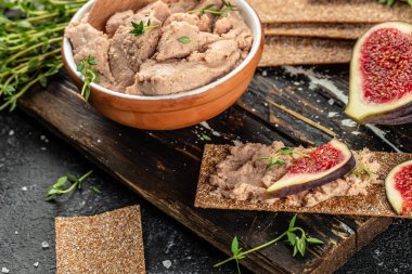 Bir kase ev yapımı incirli ciğer ezmesi, sağlıklı ve dengeli yemek kavramı. metin için yer, üst görünüm.