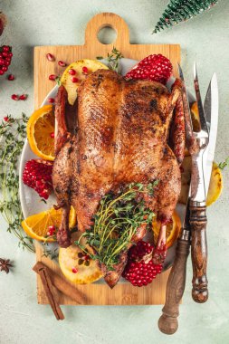 Hafif bir arka planda kavrulmuş Noel ördeği. dikey görüntü. Üst Manzara. metin için boşluk kopyala.