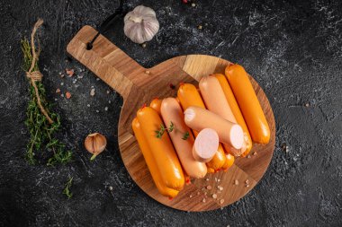 Tahta üzerinde çiğ sosisler, üst manzara. Boşluğu kopyala.