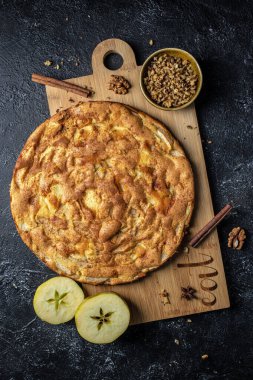 Elmalı pasta. Taze elmalı taze ev yapımı tart, dikey görüntü. en üstteki görünüm,