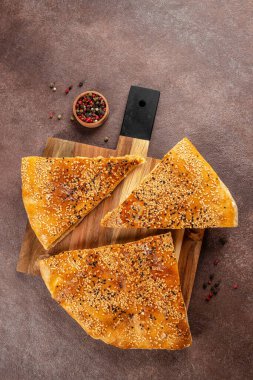 Kapalı pizza ve patates turtası, dikey görüntü. Üst Manzara. metin için boşluk kopyala,