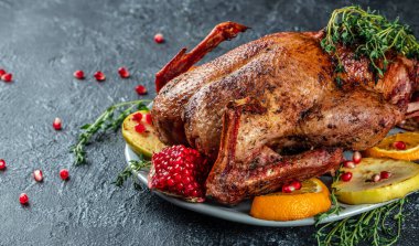 Portakallı, böğürtlenli ve otlu ev yapımı ördek. Kızarmış ördek. Şükran Günü ya da Noel yemeği. metin için yer, üst görünüm.