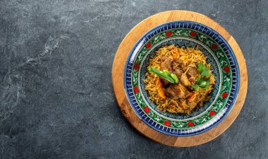 Kuzudan nefis Asya pilavı. Restoran menüsü, diyet, yemek kitabı tarifi. .