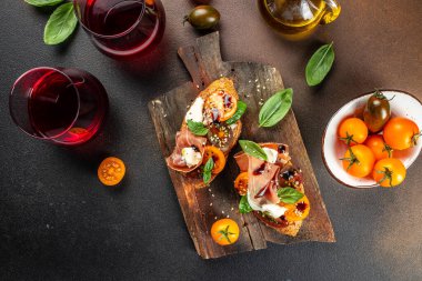 Aperatif crostini, tapas, kiraz domatesli açık yüzlü sandviç ve fesleğen yapraklı krem peynir. Yemek tarifi geçmişi. Kapat..