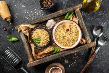 İnci kuskus, koyu bir arka planda ptitim. Üst Manzara. metin için boşluk kopyala,