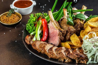 Shashlik ya da şiş kebap ızgara ızgara et, bayrak, menü, yemek tarifi fotokopi alanı, üst görünüm,