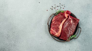 New York bifteği barbekü ızgara kömürde. Izgara için taze et. Biftek ve sığır eti. Üst Manzara. metin için yer.