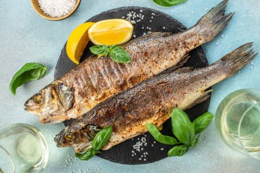 Limonlu ve baharatlı ızgara uskumru balığı, afiş, yazı için menü tarifi yeri, üst görünüm.
