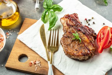 Hafif arka planda leziz ızgara domuz bifteği. Restoran menüsü, diyet, yemek kitabı tarifi üst görünümü,