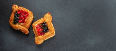 Çilekli puf böreği, yabanmersinli. Uzun afiş biçimi. Üst Manzara. metin için boşluk kopyala,