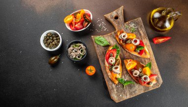Ançüezli tost tapas, ekmekli domates. Geleneksel İtalyan aperatifi veya aperatifi, antipasto..