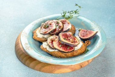 Peynir ve incir ekmekli tost, restoran menüsü, diyet, yemek kitabı tarifi üst görünümü.,