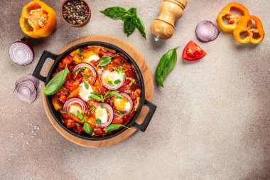 Sağlıklı Shakshuka. Kızarmış yumurta, domates, dolma biber, sebze ve otlar. Orta Doğu geleneksel yemeği..