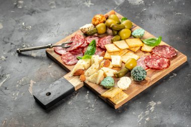 Salam, peynir, ekmek ve arkaplanda zeytin kesme tahtası. afiş, menü, metin için tarif yeri, üst görünüm.