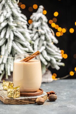 Noel ışıklarıyla süslenmiş eggnog. Geleneksel Noel içkisi.