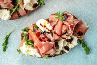 Prosciutto ve krem peynirli Aperatifler. Restoran menüsü, diyet, yemek kitabı tarifi üst görünümü.