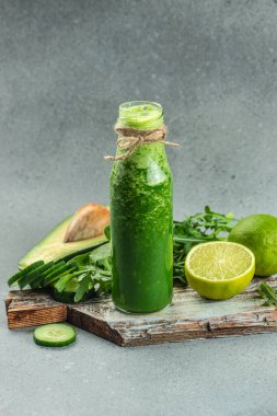 Beyaz arka plan, diyet ve sağlık konsepti üzerine taze yeşil detoks smoothie. organik sağlıklı ürünler. Detoks ve temiz diyet kavramı.