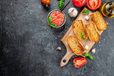 Yağlı ve domatesli ekmekli İspanyol kahvaltısı. afiş, menü, metin için tarif yeri, üst görünüm.