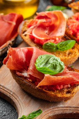 Domates yağı ve jambonlu tost, geleneksel İspanyol kahvaltısı..