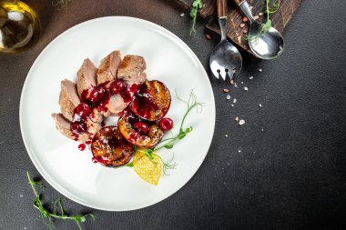 Erikli fırında ördek filetosu. Restoran menüsü, diyet, yemek kitabı tarifi üst görünümü.