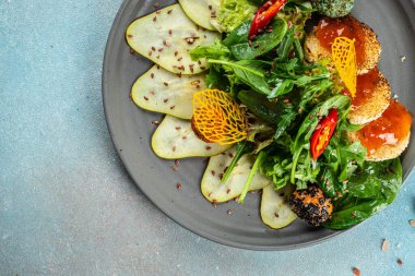 Aperatif armut salatası, yeşillik ve peynir arka planda. metin için yer.