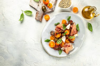 Prosciutto salatası, jambon, domates, peynir. Soğuk atıştırmalıklar. afiş, metin için menü tarifi yeri, üst görünüm.