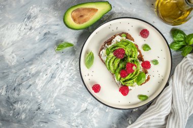 Kahvaltı ya da öğle yemeği için sağlıklı avokado tostları. Vejetaryen yemeği. Vejetaryen menüsü. Restoran menüsü, diyet, yemek kitabı tarifi üst görünümü,