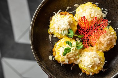 Peynirli fırında mısır koçanı yakın.,