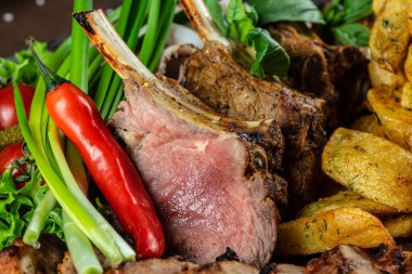 Izgara menü domuz eti, tavuk kebabı, dana filetosu, fırında patates. afiş, menü, tarif kopyalama alanı, üst görünüm.