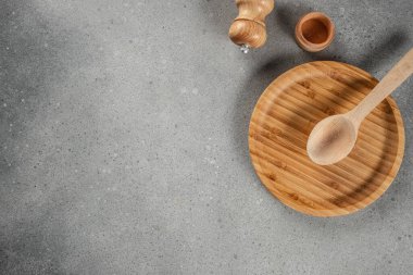 Yemek menüsünün mutfak arka planı, ahşap tahtada mutfak aletleri. afiş, menü, tarif kopyalama alanı, üst görünüm.