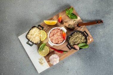 Arka planda bir kase karışık aromatik tuz, baharat ve otlar. Üst Manzara. metin için boşluk kopyala.